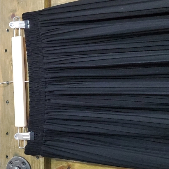 BLACK ACCORDION LONG COLUMN SKIRT SIZE MEDIUM - Picture 2 of 11